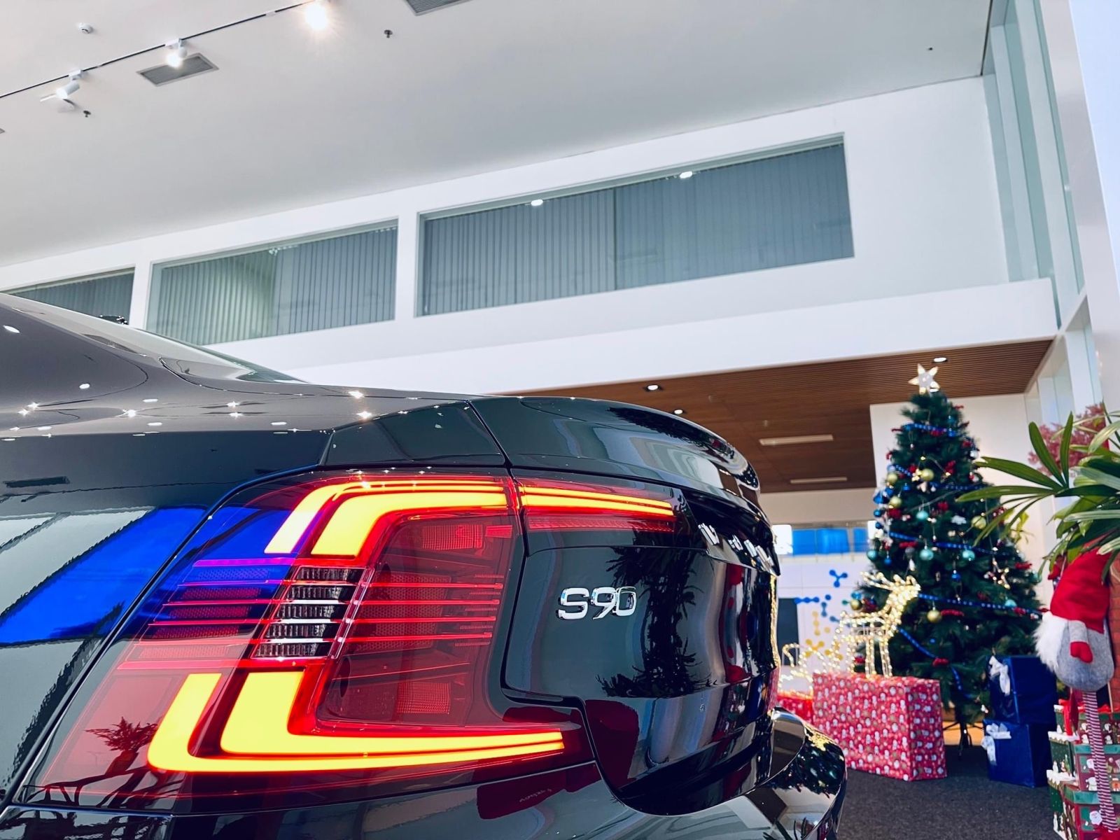 Volvo S90 - An toàn và Mạnh mẽ